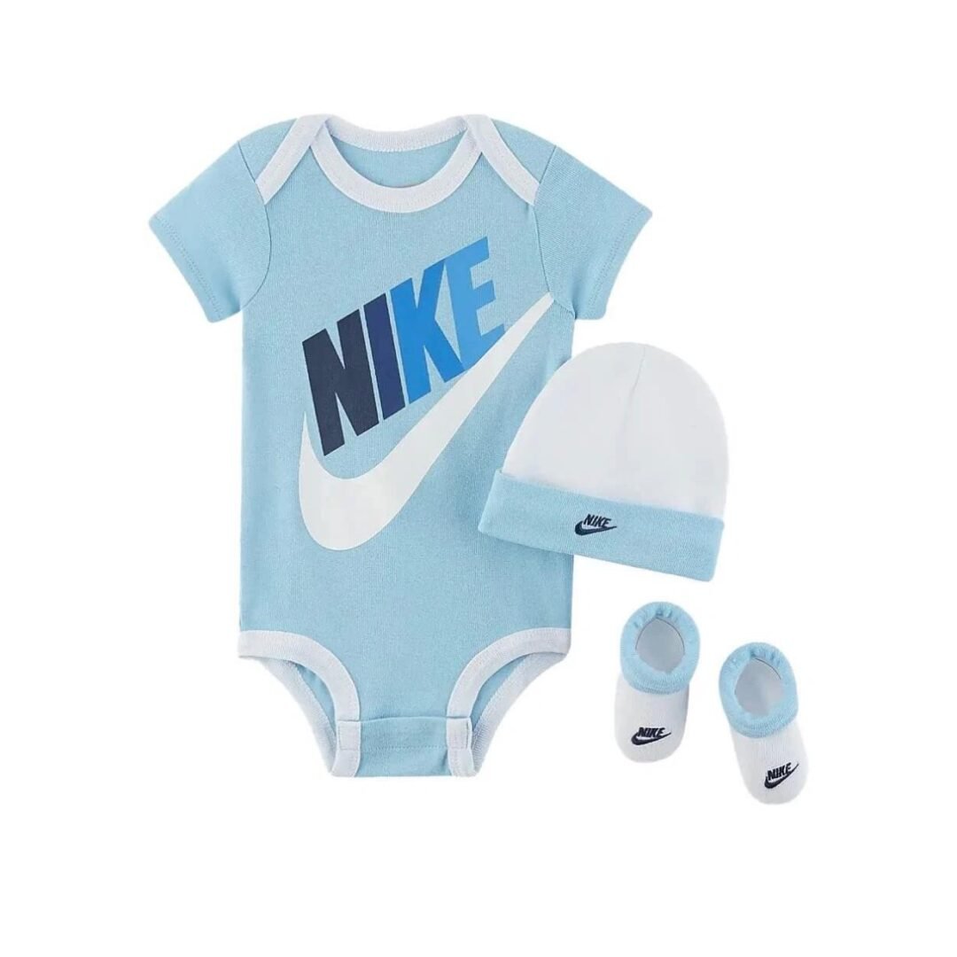 conjunto  Bebé NIKE 3 PIEZAS BODY,GORRO ,Y MEDIAS