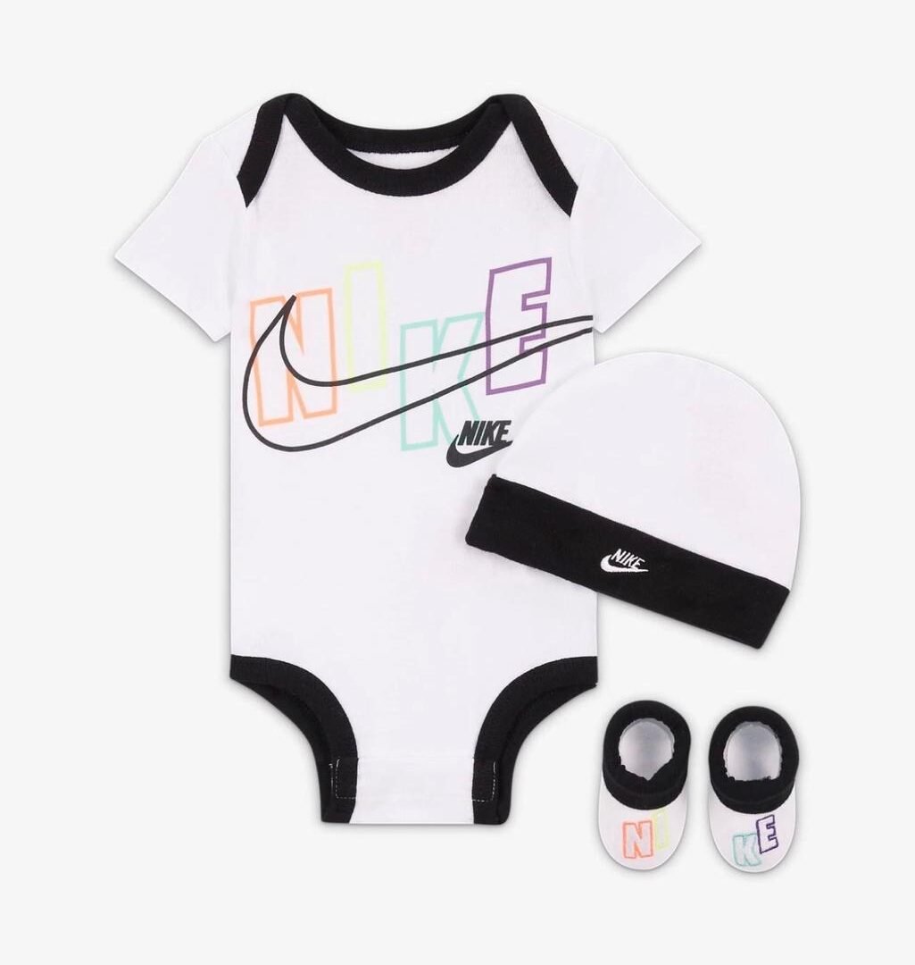 Conjunto Bebé Nike 3 Piezas – Body, Gorro y Medias