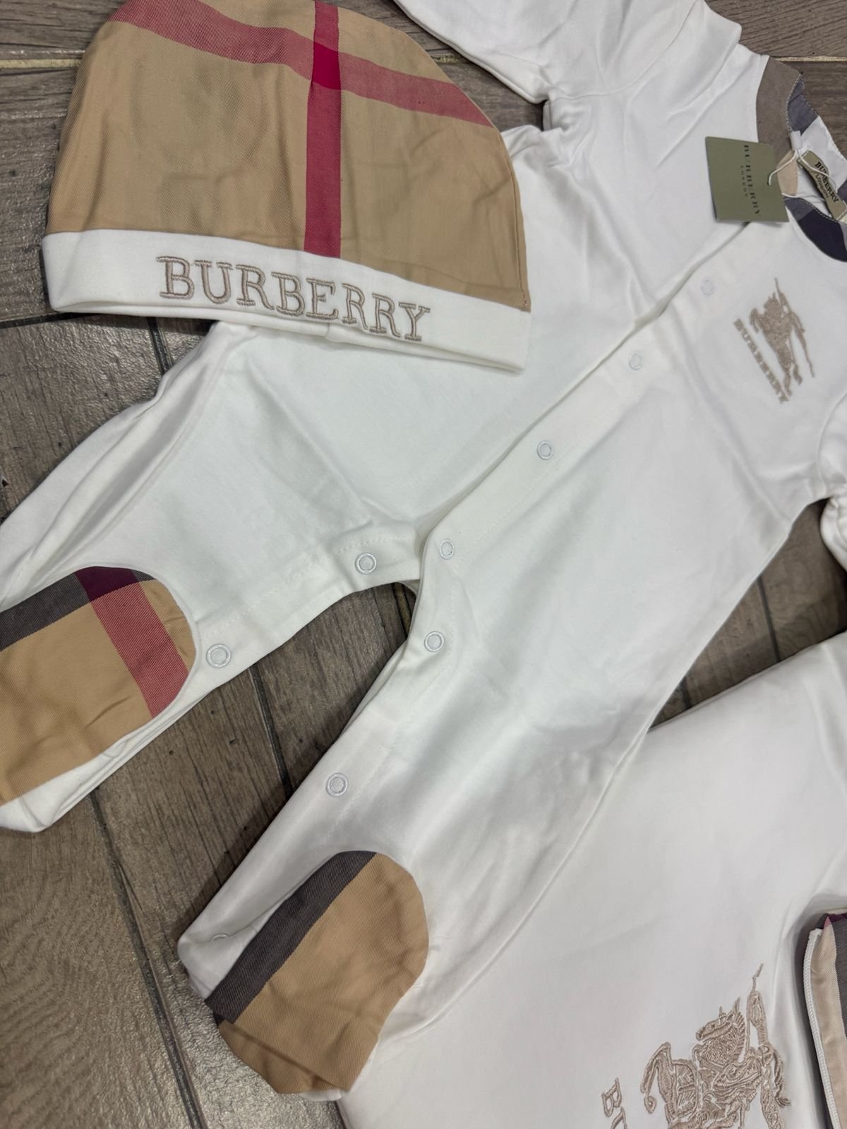 Conjunto de Lujo para Bebé burberry (3 Piezas) 👶✨ - Image 3