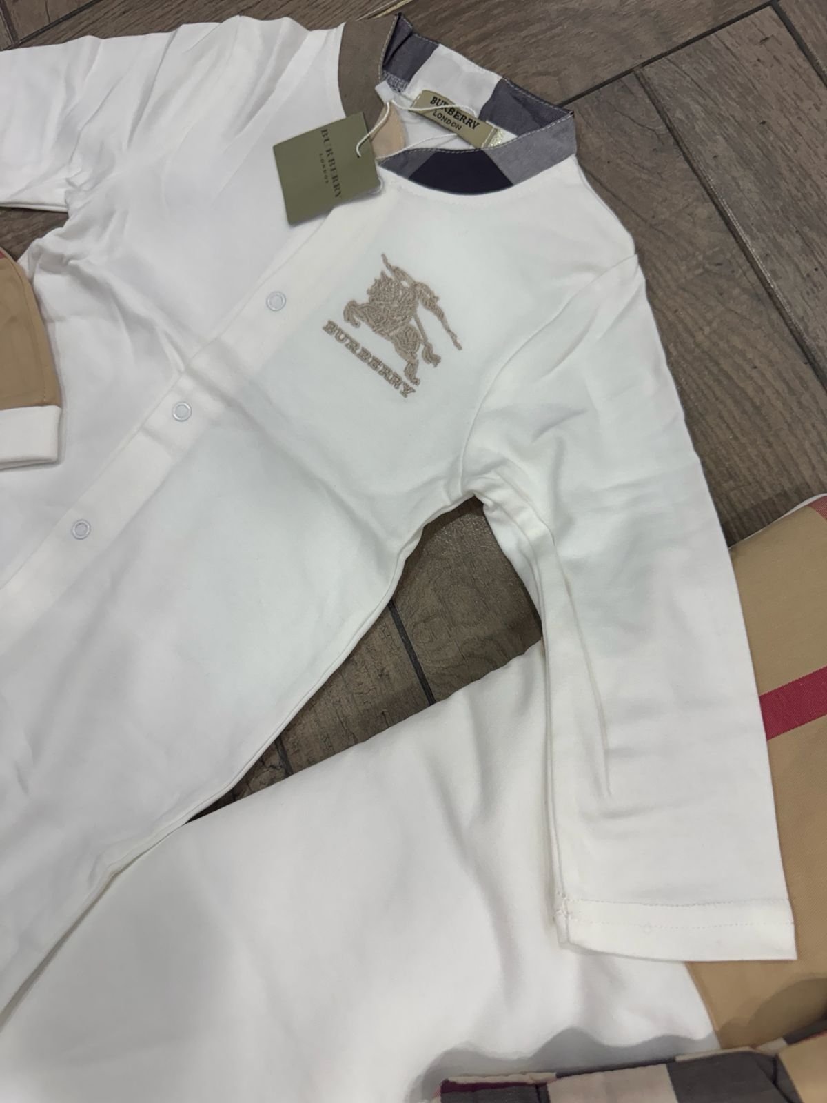 Conjunto de Lujo para Bebé burberry (3 Piezas) 👶✨ - Image 2