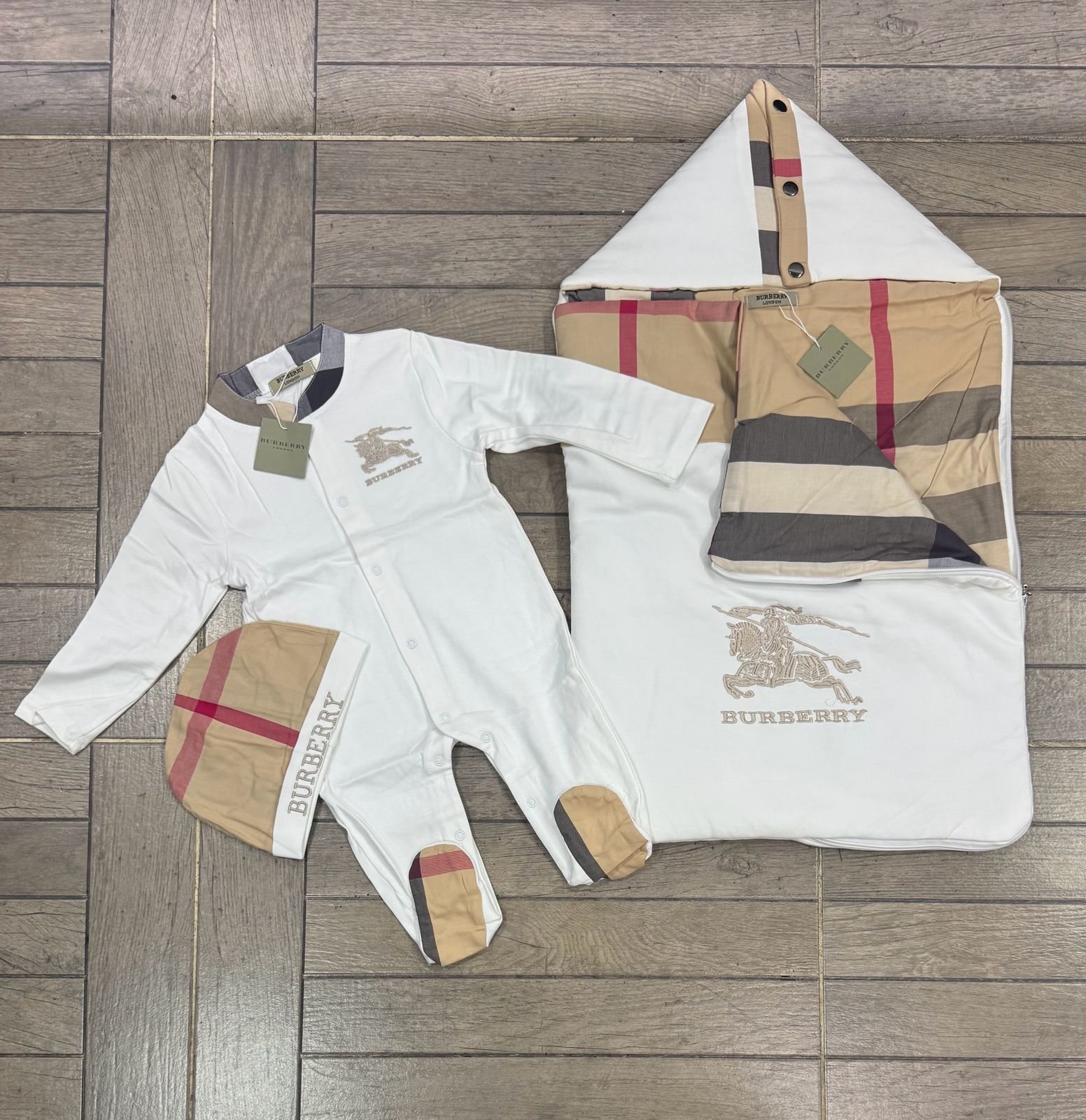 Conjunto de Lujo para Bebé burberry (3 Piezas) 👶✨